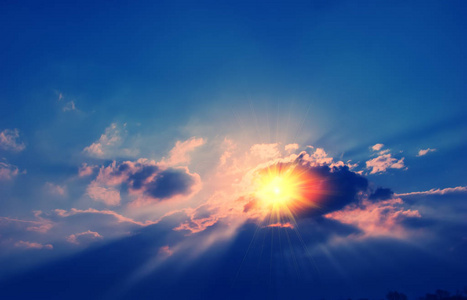 天空和云层背景上的太阳光照片