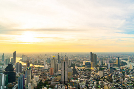 曼谷城市景观，美丽的建筑外观和建筑，在泰国日落的天空。