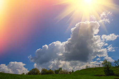 春天的季节，丘陵地区有云的阳光