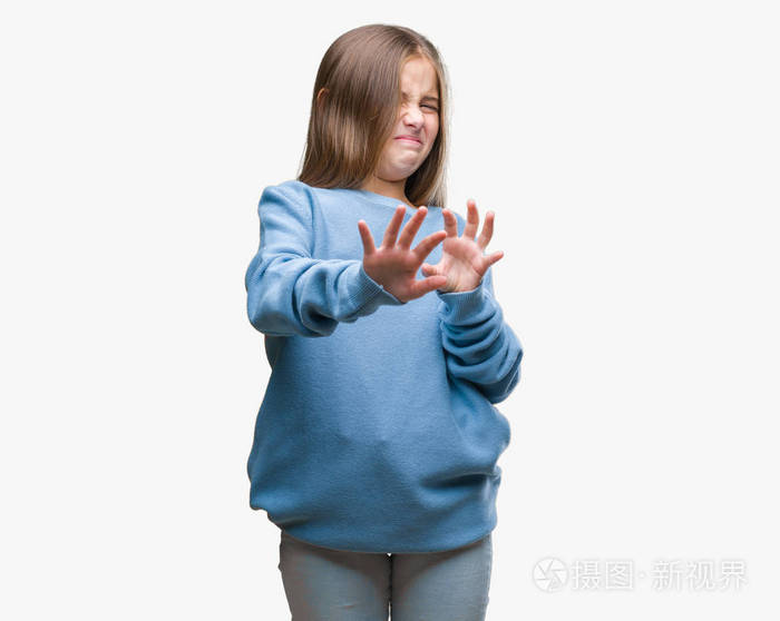 年轻漂亮的女孩穿着冬天的毛衣,在孤立的背景下,厌恶的表情,不高兴和