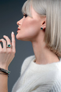 特写工作室肖像模型展示时尚戒指和手镯
