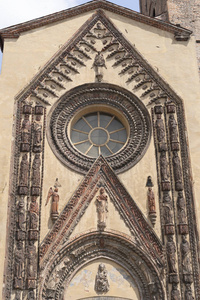 意大利皮埃蒙特中世纪大教堂的正面
