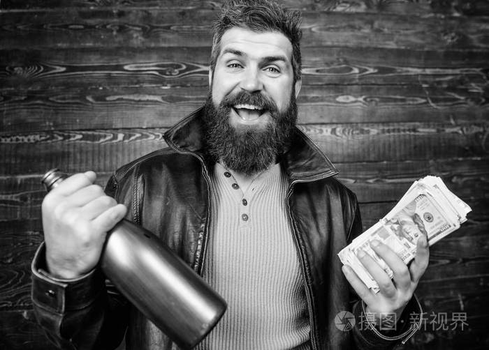 非法利润黑现金.有现金利润的盖伊黑手党经销商残忍的人有现金.