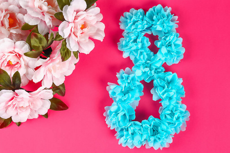 DIY八制作纸板装饰人造花制作蓝色纸巾餐巾粉红色背景。 礼品设计国际女性日3月8日一步地。 上面的风景。 加工儿童工艺。