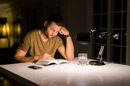 小伙子非常漂亮,晚上在家看书照片