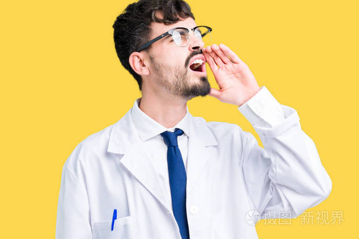 的职业科学家男子穿着白色外套,在孤立的背景上大声喊叫,并大声尖叫