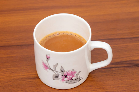 马萨拉印度茶茶热在白色的杯子上的木制背景茶杯