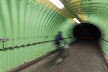在隧道里骑自行车的人