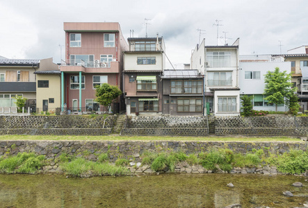 日本高山城的住宅建筑和河流