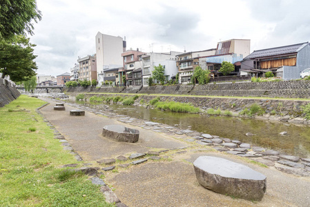 日本高山城的住宅建筑和河流图片