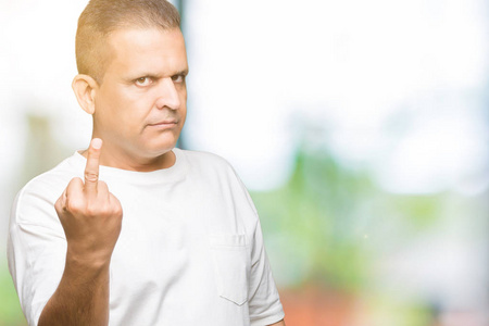 男人显示停止标志图片