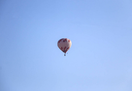 热气球。 明亮美丽的彩色气球飞过城市。 航空节