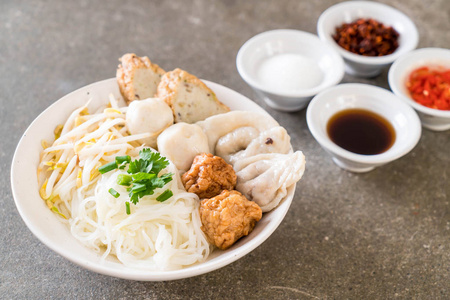 亚洲食品风格的面条碗