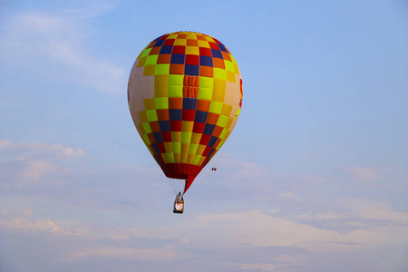五颜六色的热气球对着蓝天。 热气球在白云中飞行。 在热气球上飞行很漂亮。
