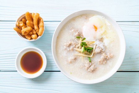 碗中的粥和肉末亚洲早餐风格