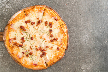 培根和奶酪披萨意大利食品风格