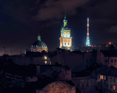 电视塔多米尼加修道院和Korniakt塔的风景在夜间照亮了乌克兰历史城市中心旧住宅区的屋顶。 联合国教科文组织世界遗产遗址