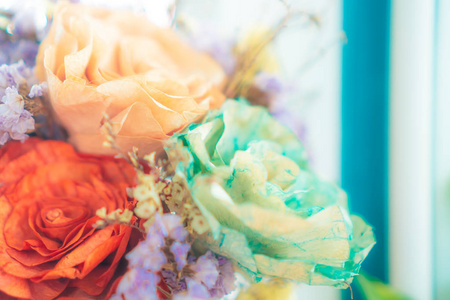 选择焦点美丽的彩色花束与夏季波克背景。复古褪色风格。