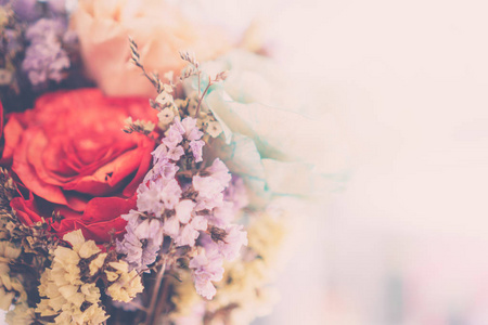 选择焦点美丽的彩色花束与夏季波克背景。复古褪色风格。