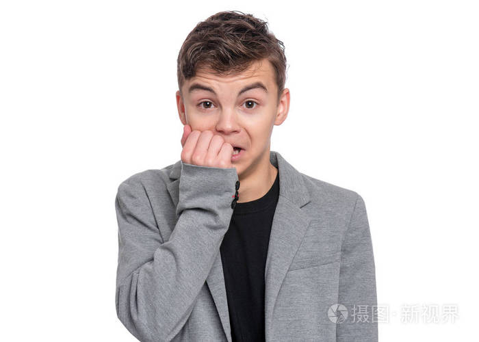 高加索人惊讶的西装少年的情感肖像. 英俊的惊讶男孩.