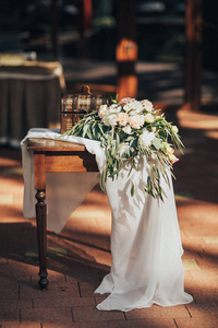 婚礼装饰。木刻与题词婚礼。婚礼装饰