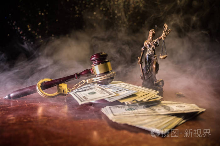 腐败司法法概念破产法院保释罪贿赂欺诈. 带着手铐和钱的法槌
