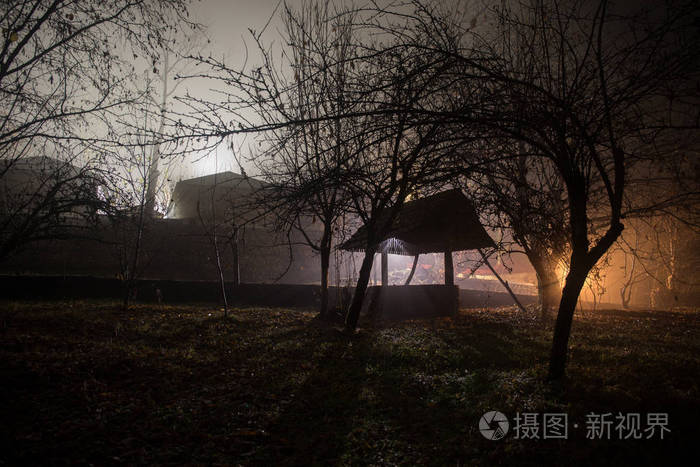 晚上在森林里有鬼魂的老房子,或者在雾中被遗弃的鬼屋.