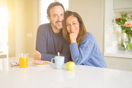 美丽浪漫的中年夫妇，早上在家享受健康的早餐