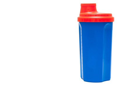 明亮的蓝色橙色现代振动筛运动营养隔离在白色背景概念的健康饮食和健身课程。 蓝色水瓶运动旅游孤立在白色背景上。