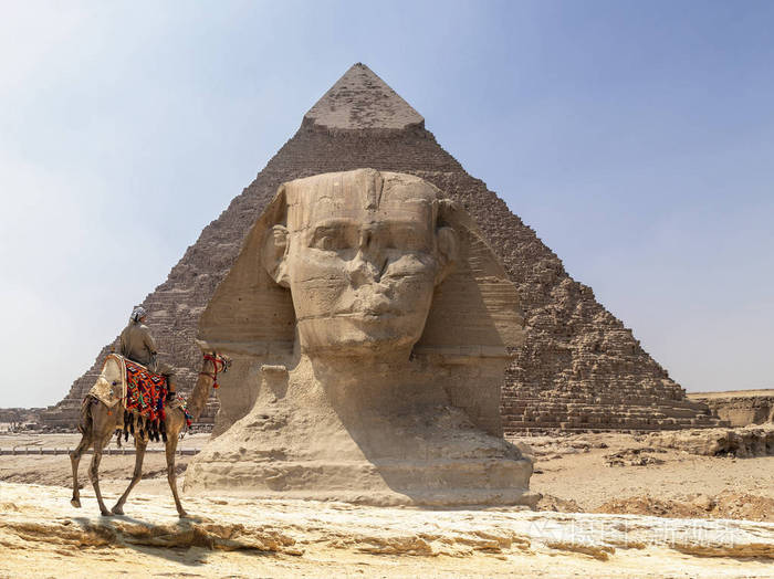 皮克斯脸在吉萨金字塔背景开罗埃及