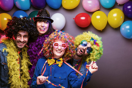 庆祝狂欢节或新年的聚会人士照片