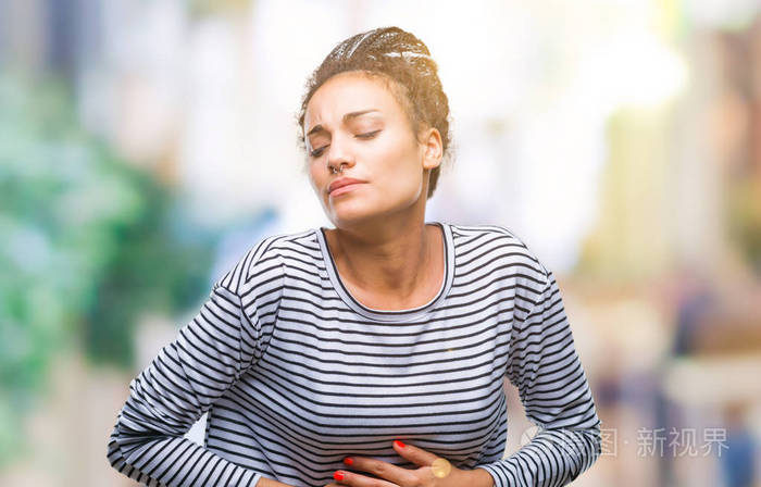 在孤立的背景上,手放在肚子上,因为消化不良,痛苦的疾病,感觉不舒服