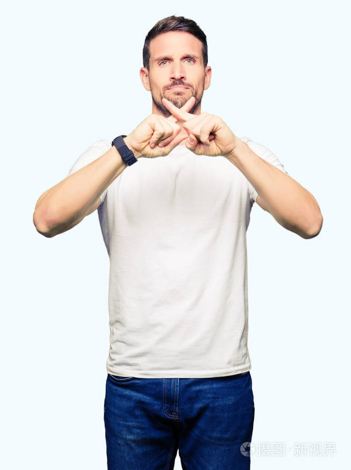 穿着休闲白色t恤的帅哥拒绝表情交叉手指否定