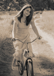 女孩在农村骑自行车过暑假