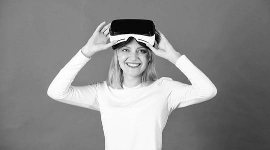使用虚拟现实耳机的妇女。观看虚拟现实视觉的妇女。年轻女子戴着 vr 护目镜, 使用3d 耳机体验虚拟现实的肖像。3d 娱乐