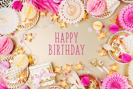 生日派对背景. 金色和粉红色. 平躺式顶部视图照片