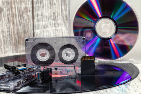 过去100年的音乐媒体乙烯基唱片激光光盘和USB闪存驱动器