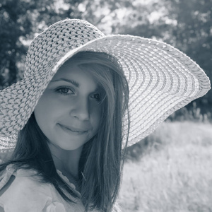 夏天戴帽子的漂亮女孩的肖像
