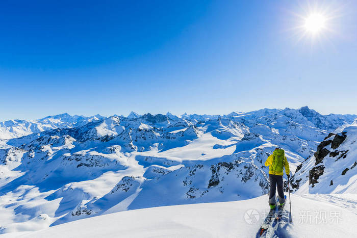 滑雪在美丽的冬季雪山堡看到瑞士著名的山脉在新鲜的粉末雪中滑雪的