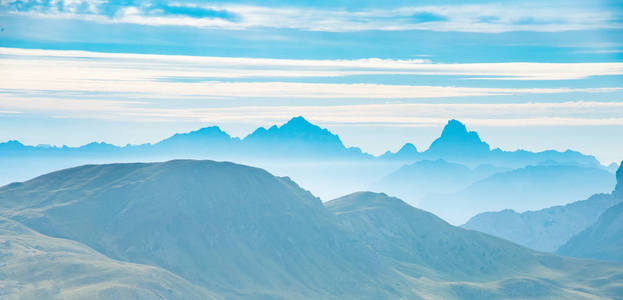 分层的山分层的山风景背景照片