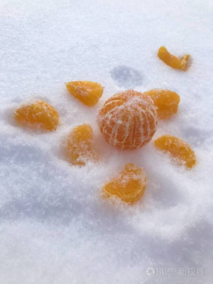 橘子和切片在雪地里