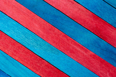 带红色条纹的对角线彩色木制背景