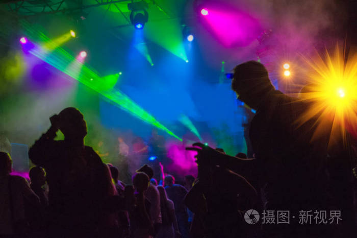人们在晚上跳舞和玩,迪斯科舞厅模糊的背景