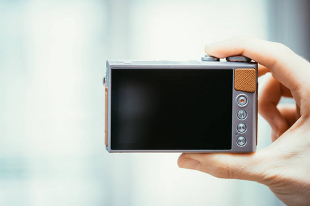数码相机背面黑色液晶显示屏和一些按键的商业风格