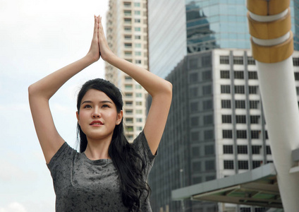 美丽的女人Yoka运动户外在首都。