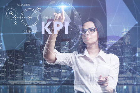 商业，技术，互联网和网络的概念..一位年轻的企业家在虚拟的未来屏幕上工作，看到了铭文KPI
