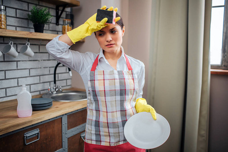 的妇女在厨房清洗餐具的年轻妇女女人把盘子放在洗碗机里一组妇女做饭
