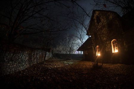 令人毛骨悚然的夜晚图片