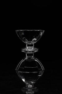 两个透明的玻璃花瓶在黑色背景上相互顶，它们的反射