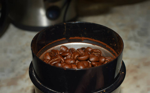 咖啡机里的咖啡豆